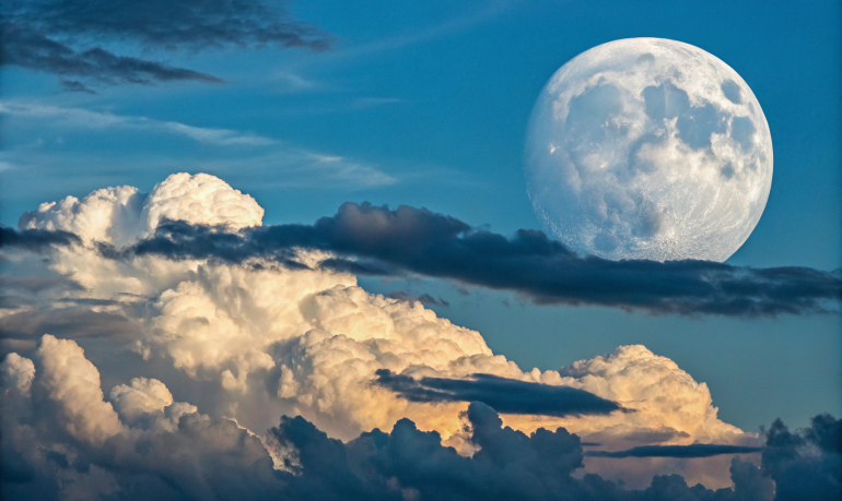 Pourquoi voit-on la Lune en plein jour ? Explications