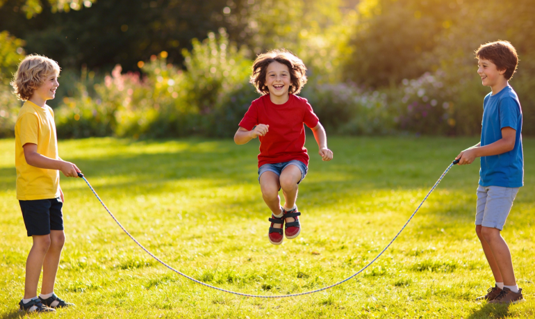 Jeux avec une corde pour enfants : 15 idées top