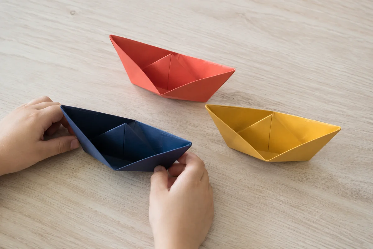 Étape 1 de « Organiser une course de voiliers en papier soufflés » : plier des coques légères.