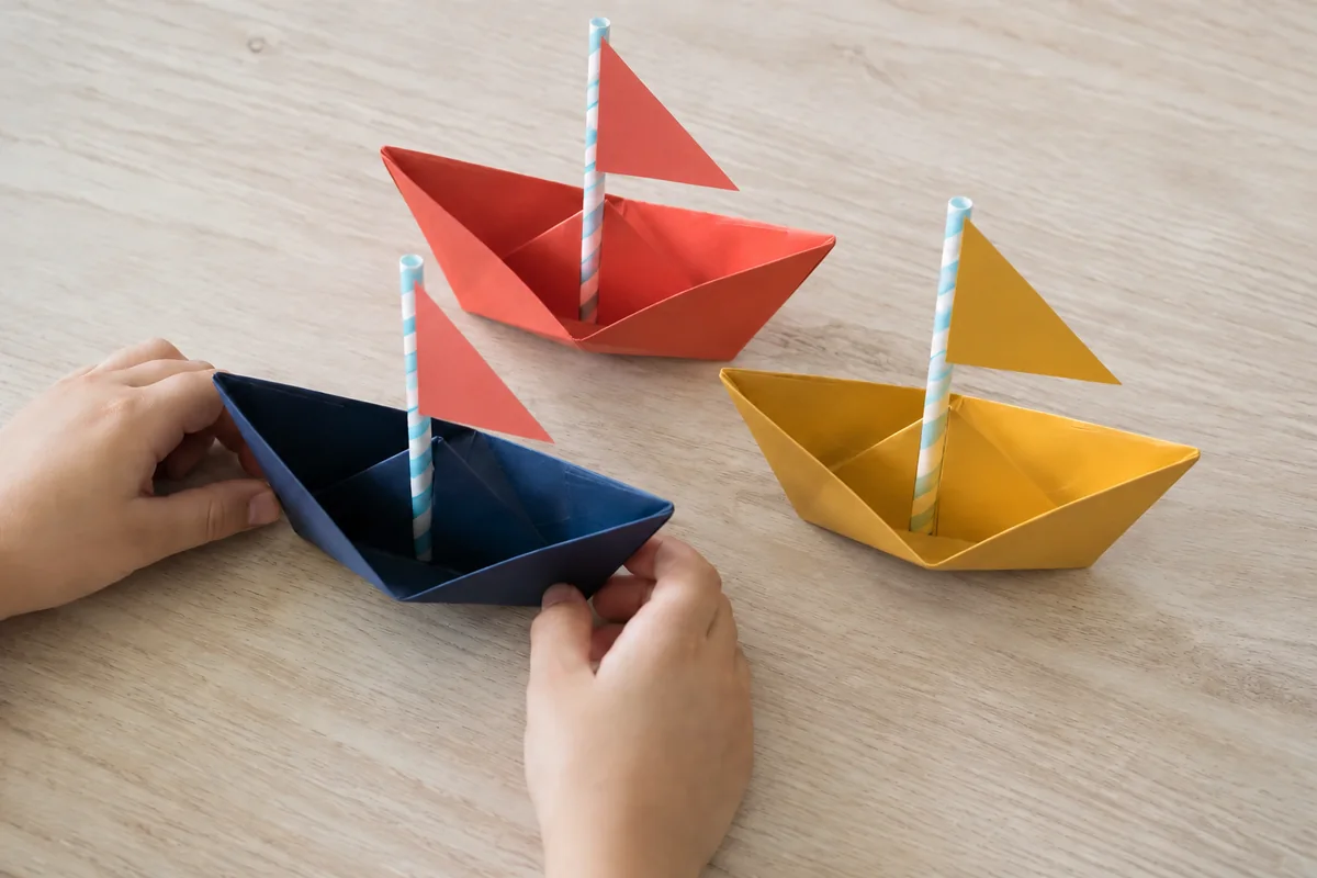 Étape 2 de « Organiser une course de voiliers en papier soufflés » : ajouter mâts et voiles.