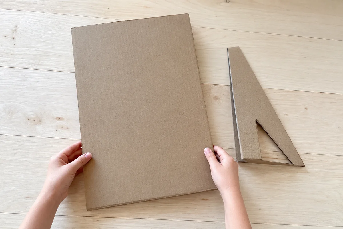 Étape 1 de « Créer une cible de lancer silencieuse en tissu et carton » : découper la grande cible.