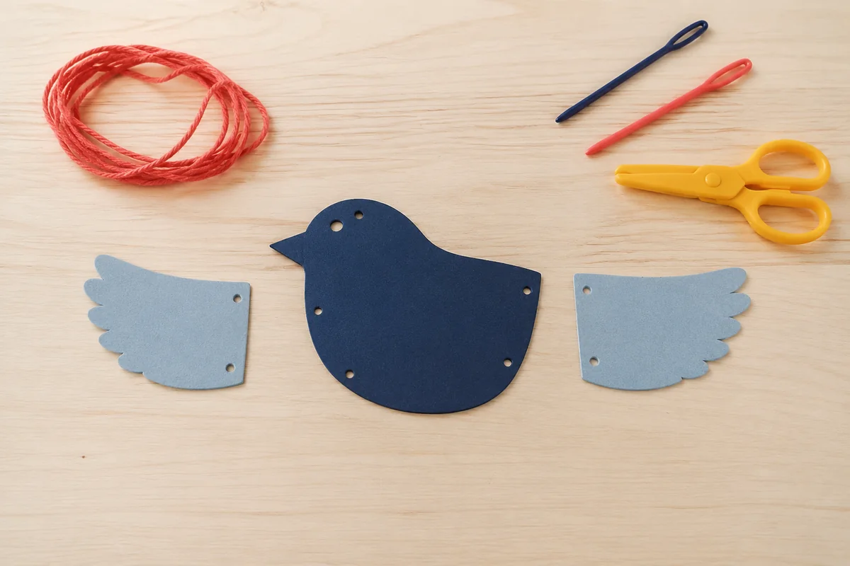 Étape 1 de « Créer un oiseau automate aux ailes mobiles » : préparer corps et ailes.