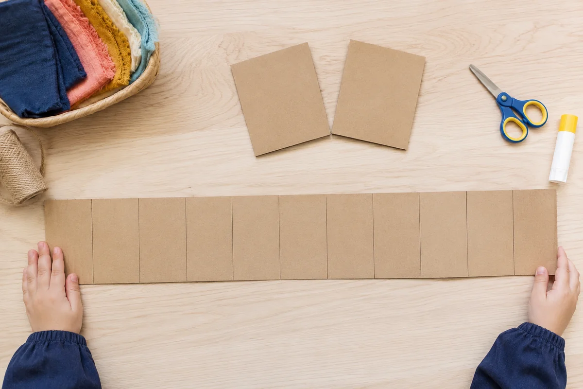 Étape 1 de « Mini-livre botanique en accordéon pour classer 12 feuilles » : préparer la longue bande.