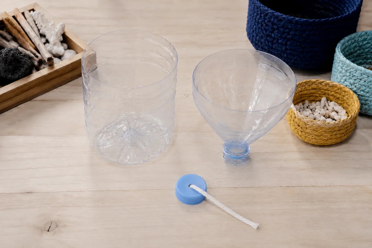 Étape 2 de « Construire un pot auto-arrosant avec une bouteille préparée par l'adulte » : installer la mèche de coton.
