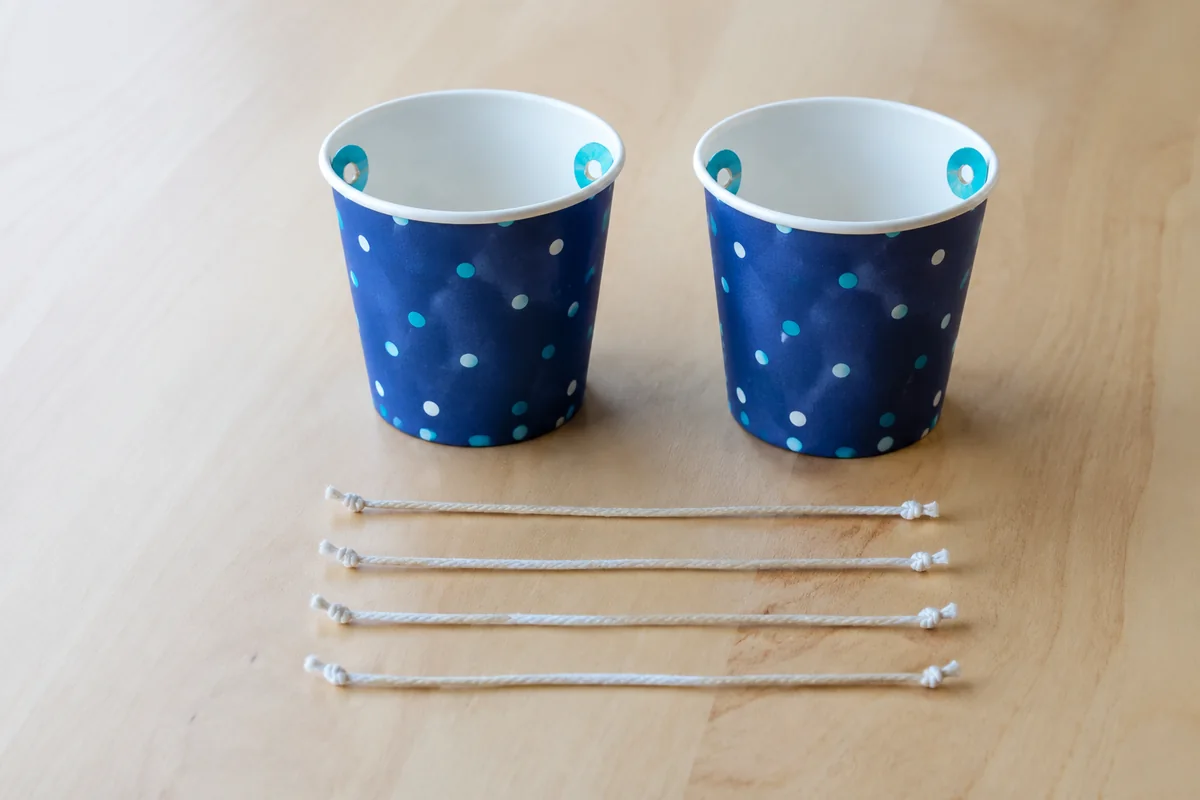 Étape 1 — préparer deux plateaux identiques pour fabriquer une balance à plateaux en matériaux récupérés, avec deux gobelets identiques suspendus par quatre brins égaux