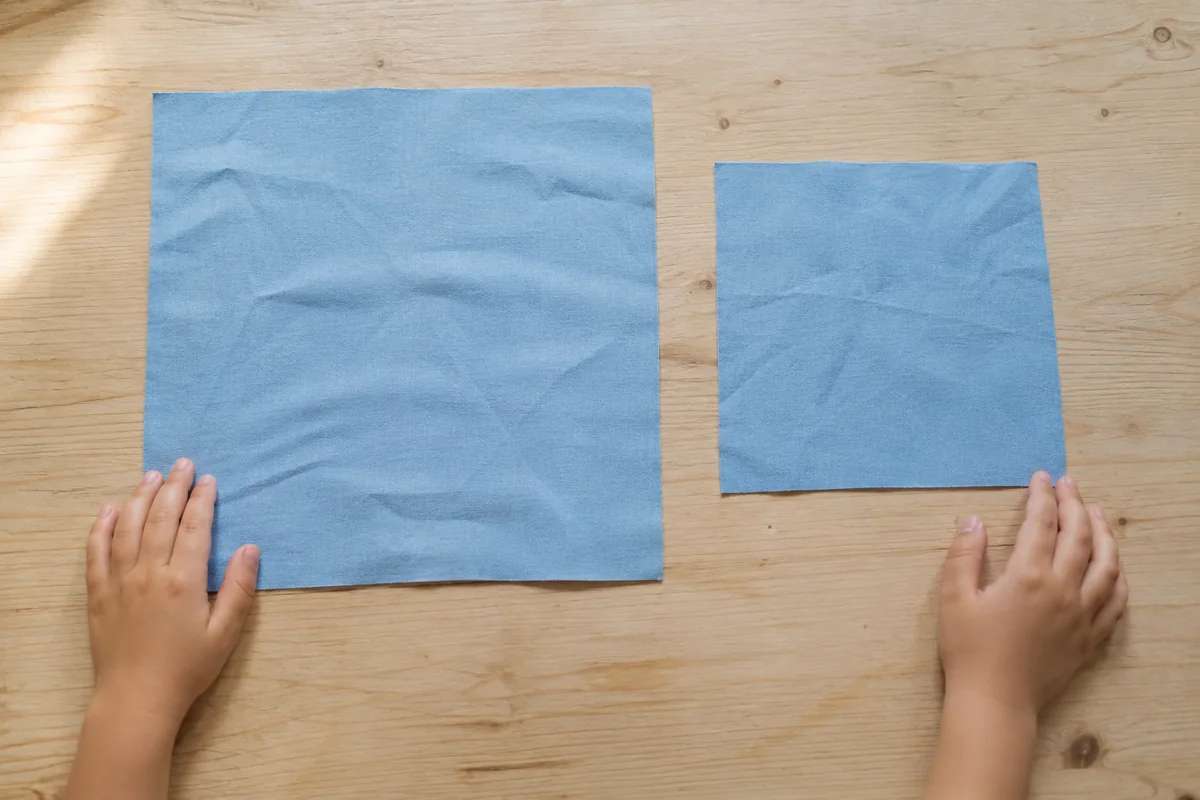 Étape 1 — découper deux voiles comparables pour parachute en tissu : comparer deux tailles de voile, avec deux voiles carrées de même tissu et de tailles différentes