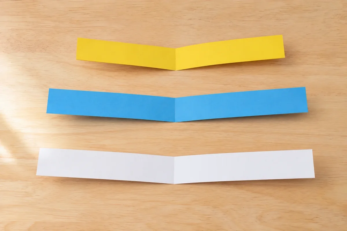 Étape 2 — découper et former les pales pour fabriquer un hélicoptère en papier et tester ses pales, avec trois rotors symétriques présentant des longueurs de pales différentes