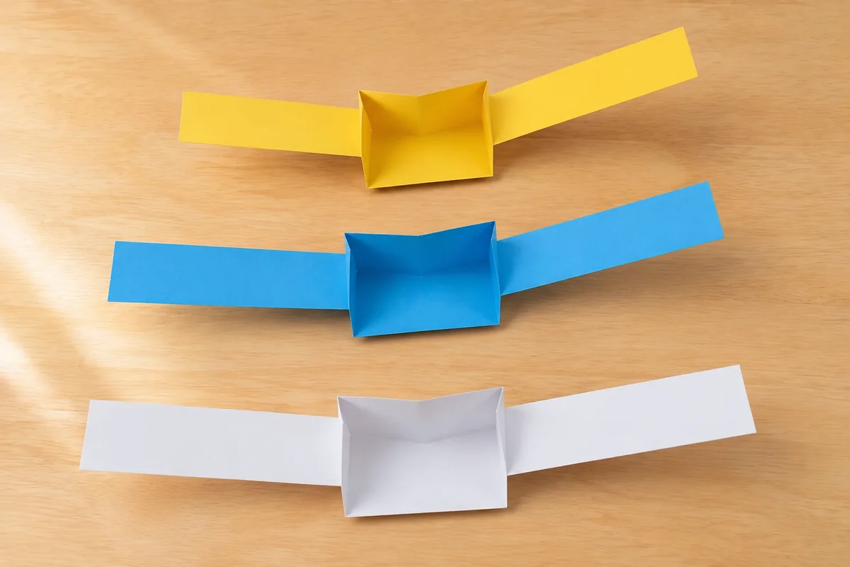 Étape 3 — plier le corps stabilisateur pour fabriquer un hélicoptère en papier et tester ses pales, avec trois corps de même largeur avec leur lest en carton enfermé