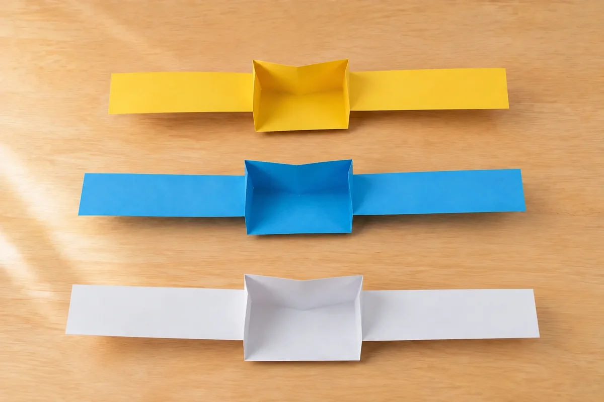 Étape 4 — contrôler la symétrie avant chute pour fabriquer un hélicoptère en papier et tester ses pales, avec trois hélicoptères alignés, pales opposées et corps droits
