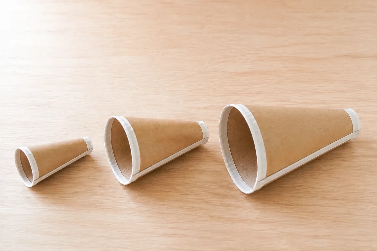 Étape 5 — comparer à distance et volume constants pour mégaphone acoustique en carton : tester trois formes, avec les trois pavillons alignés après une écoute comparative organisée