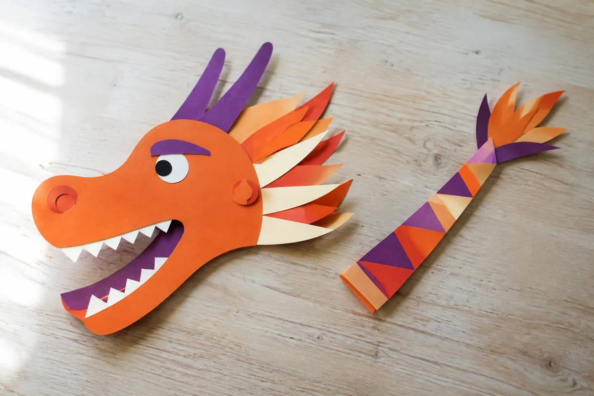Étape 1 — dessiner une tête de dragon expressive : une tête et une queue larges, colorées et sans petites pièces, pour dragon-roue du nouvel an lunaire en carton rotatif
