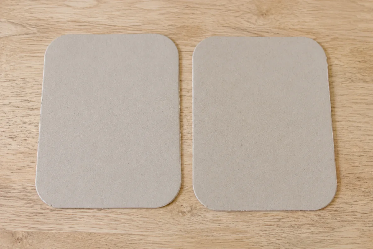 Étape 1 — construire les deux plaques de presse : deux plaques rigides identiques à coins arrondis, pour fabriquer une mini-presse à fleurs puis une carte bouquet