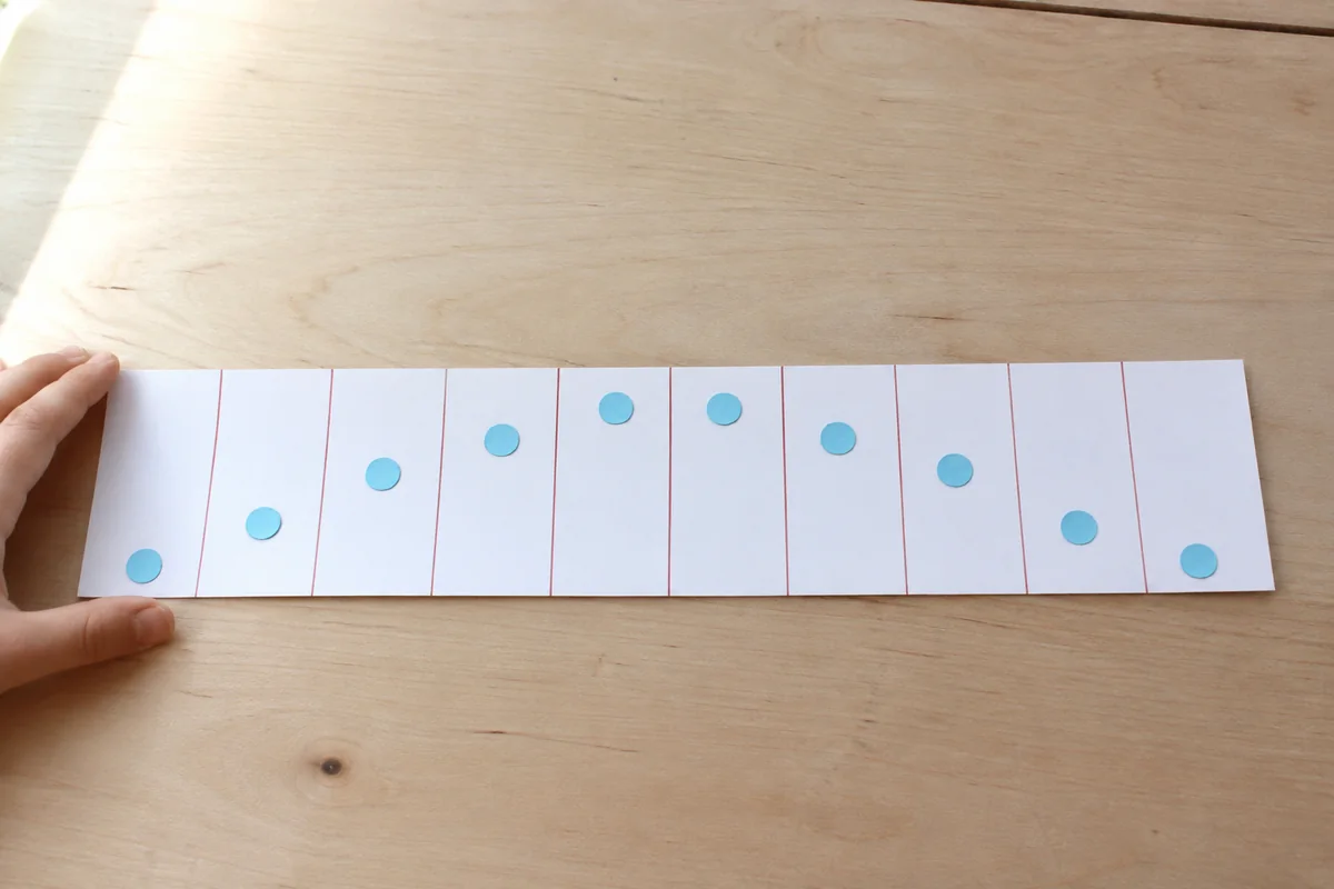 Étape 1 — dessiner une séquence de douze images : douze cases où un même objet change légèrement de position, dans zootrope en carton pour créer un dessin animé