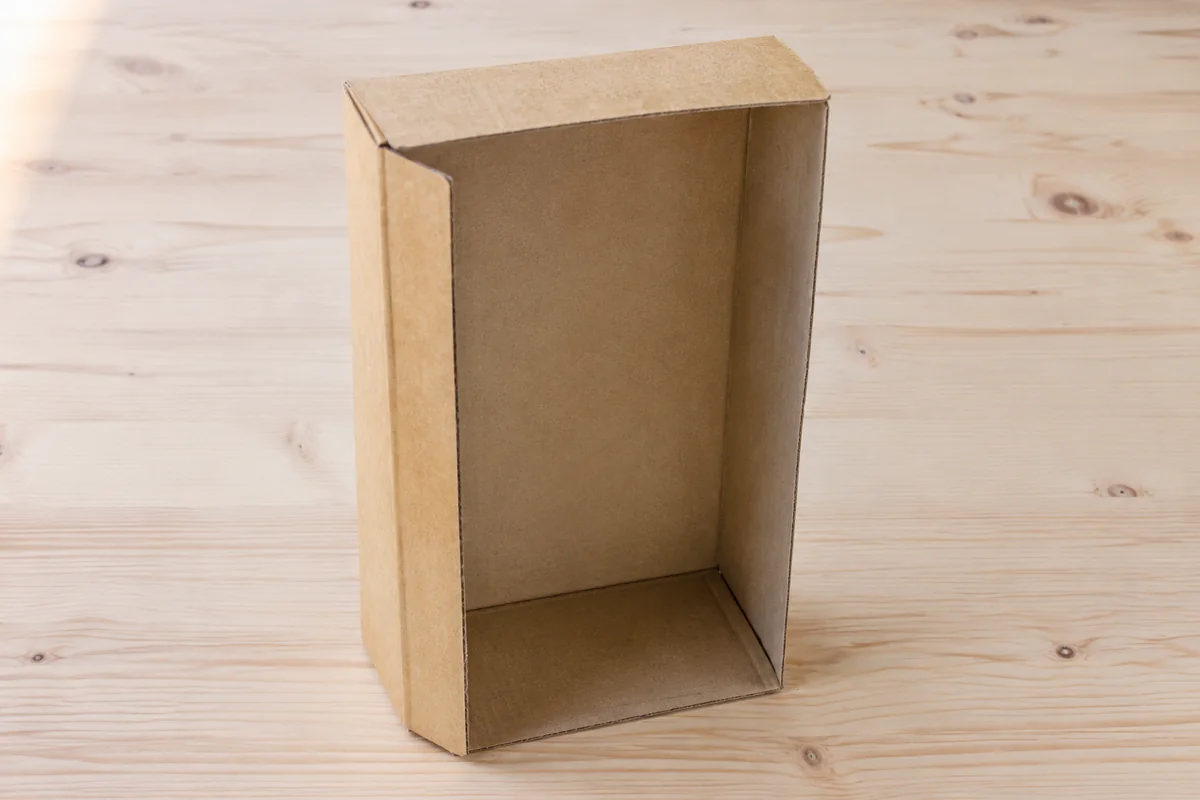 Étape 1 : boîte ouverte par l’adulte avec fond et côtés droits, pour « Book nook forêt dans une boîte de céréales ».