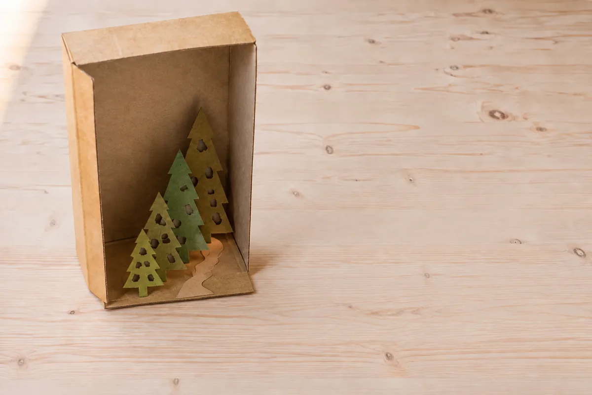 Étape 4 : plans espacés créant un sentier profond, pour « Book nook forêt dans une boîte de céréales ».