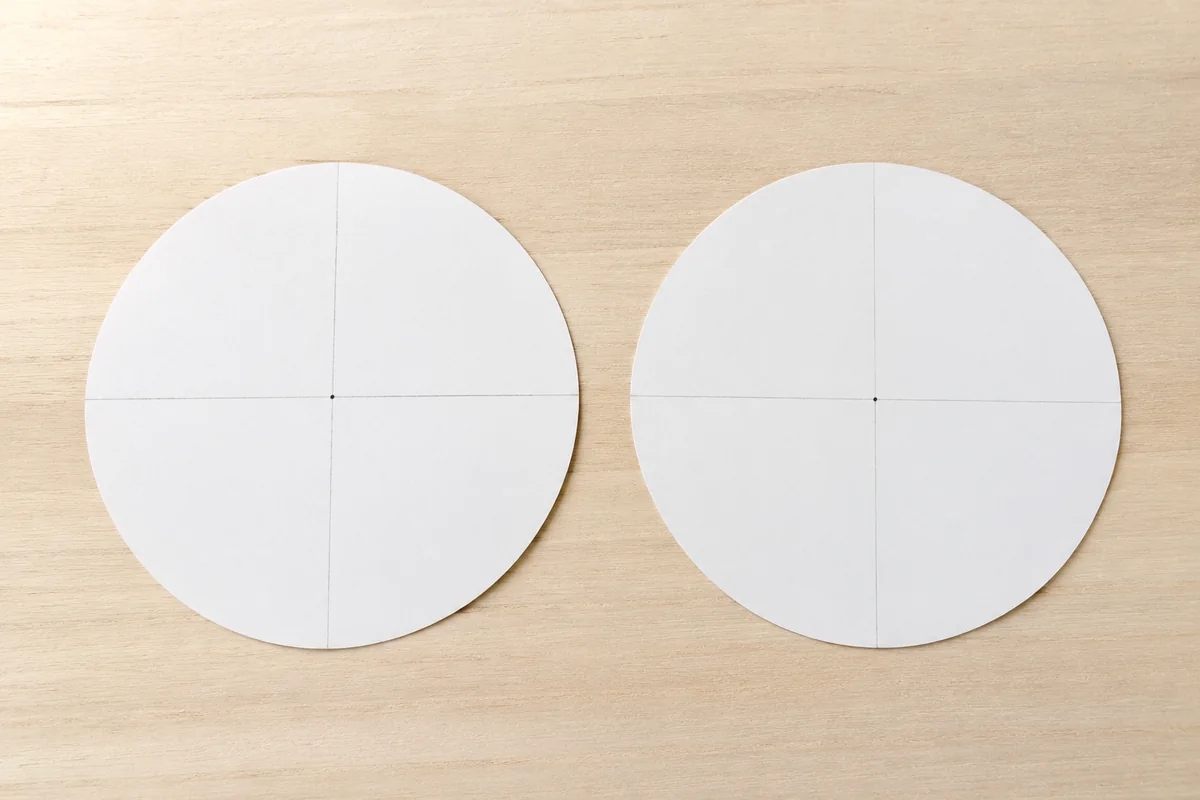 Étape 1 : deux cercles de même diamètre avec axes marqués, pour « Fabriquer un thaumatrope poisson-aquarium sans ficelle ».