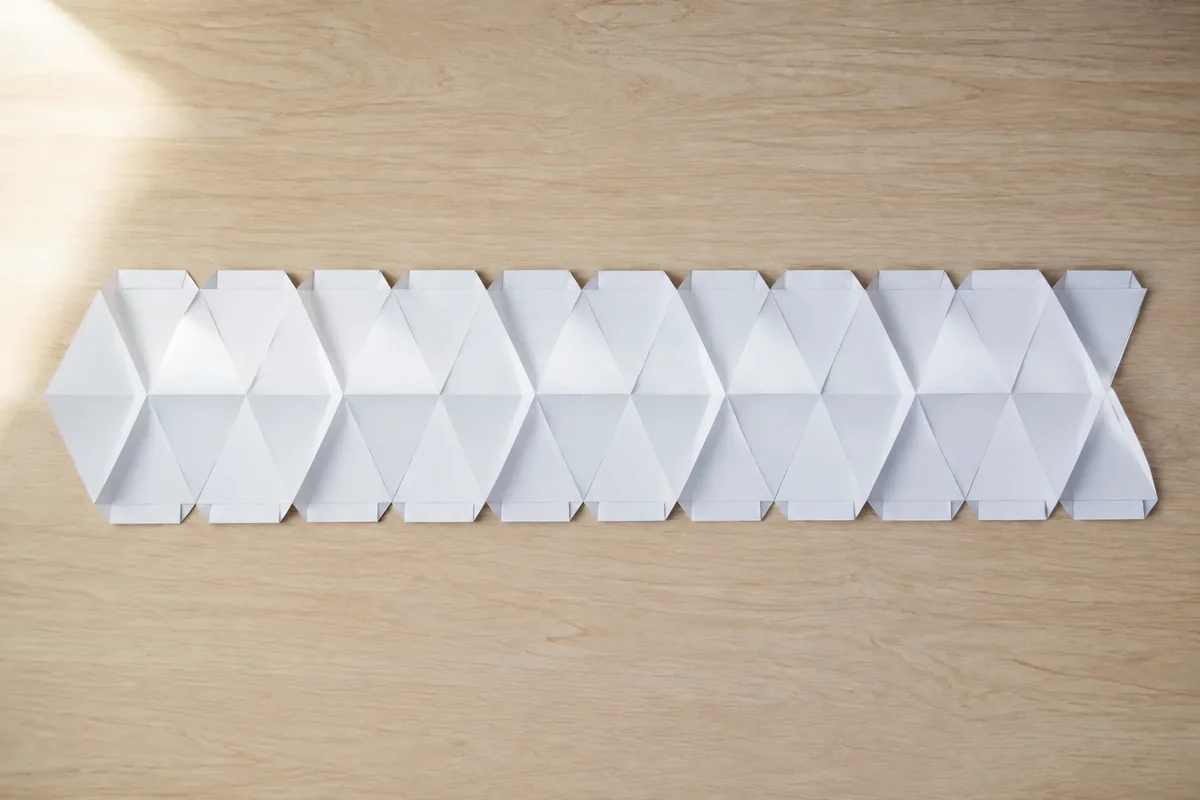 Étape 2 : plis alternés préformés sans déchirure, pour « Construire un kaléidocycle en papier à motifs géométriques ».