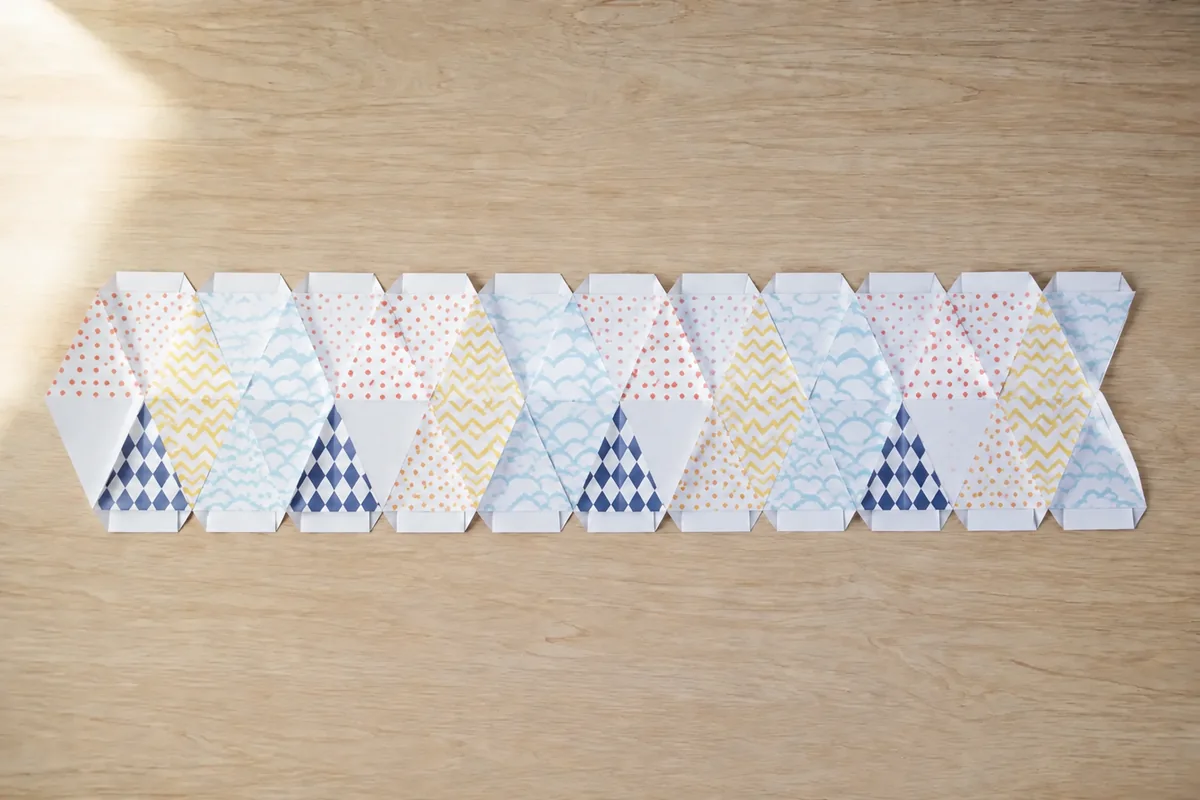 Étape 3 : quatre motifs répartis sur les bonnes faces, pour « Construire un kaléidocycle en papier à motifs géométriques ».