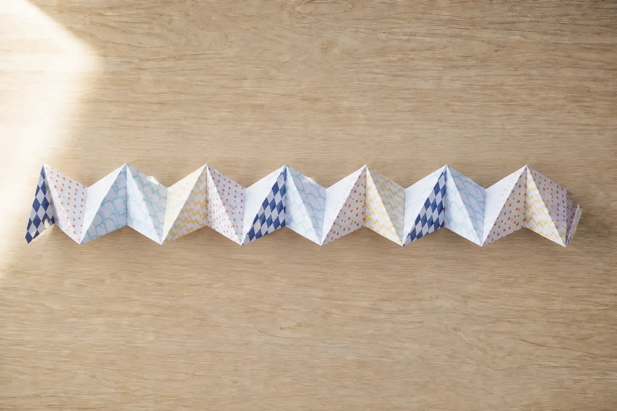 Étape 4 : chaîne articulée de volumes triangulaires, pour « Construire un kaléidocycle en papier à motifs géométriques ».