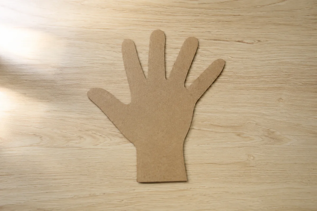 Étape 1 : silhouette de main large préparée par l’adulte, pour « Fabriquer une main mécanique en carton actionnée par des pailles ».