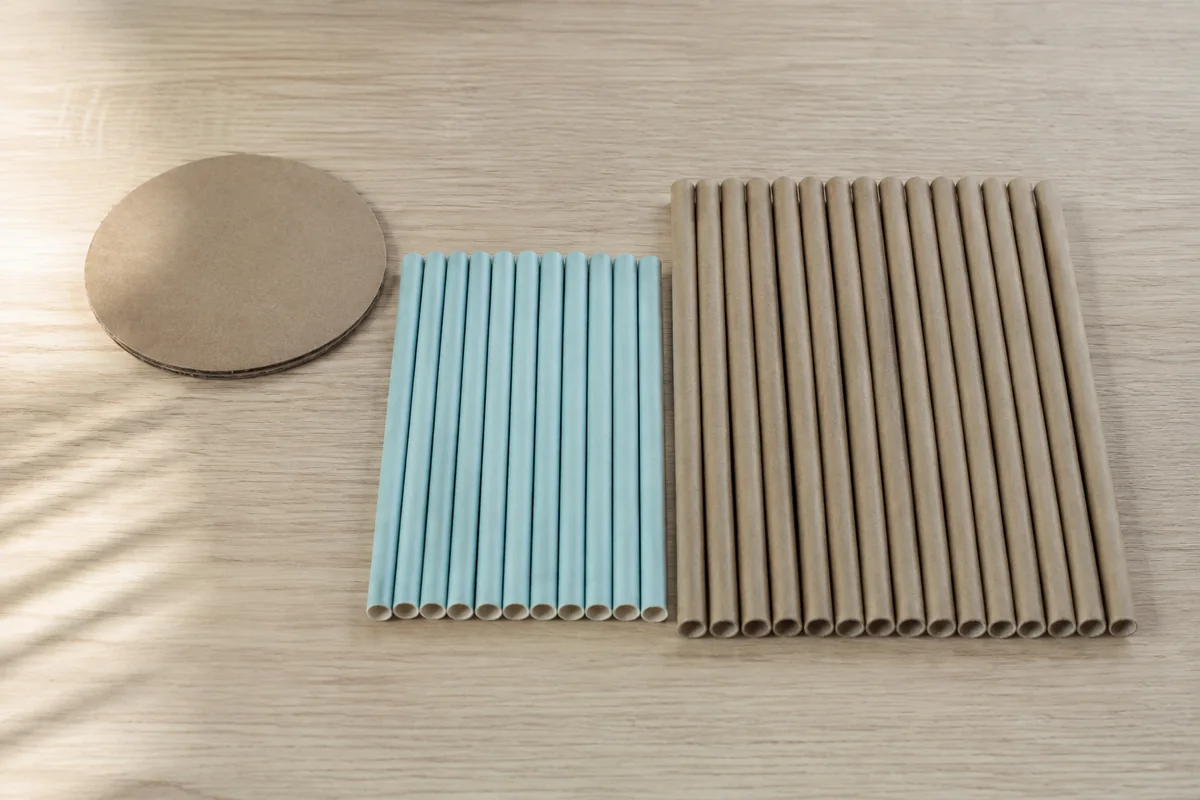 Étape 1 : pailles triées en deux longueurs régulières, pour « Assembler un mini-dôme géodésique avec des pailles en papier ».