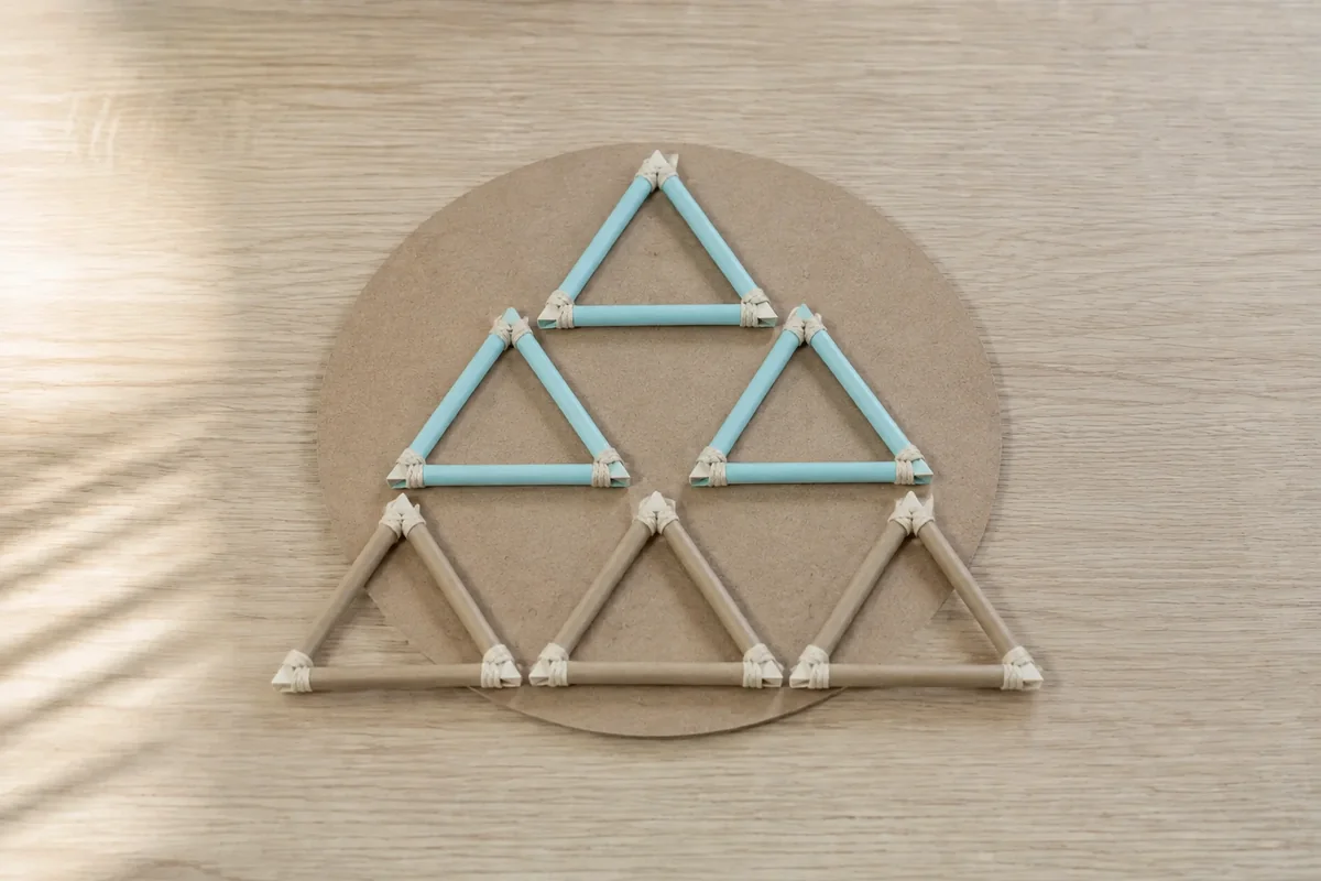 Étape 2 : triangles plats aux sommets fermement liés, pour « Assembler un mini-dôme géodésique avec des pailles en papier ».