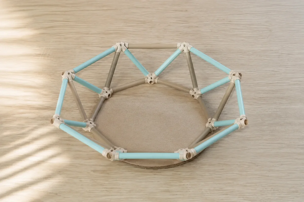 Étape 3 : anneau polygonal stable sur le carton, pour « Assembler un mini-dôme géodésique avec des pailles en papier ».