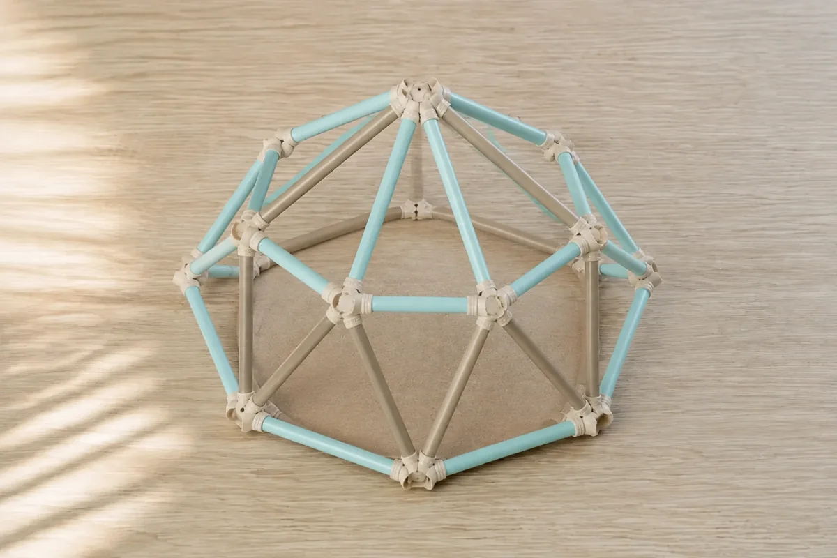 Étape 4 : triangles inclinés convergeant sans torsion, pour « Assembler un mini-dôme géodésique avec des pailles en papier ».