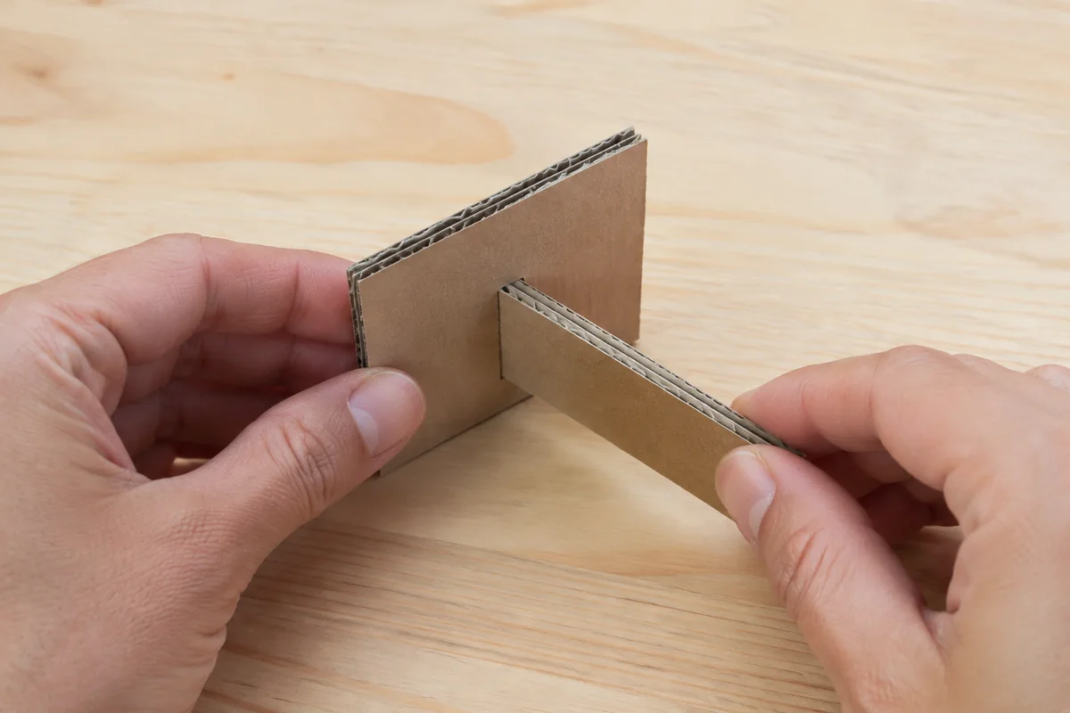Étape 1 : chute test avec fente ajustée à l’épaisseur, pour « Créer un kit de construction en carton emboîtable sans colle ».