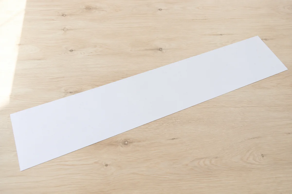 Étape 1 : longue piste lisse raccordée au verso, pour « Créer un jeu de curling de table avec de grands bouchons de lait ».