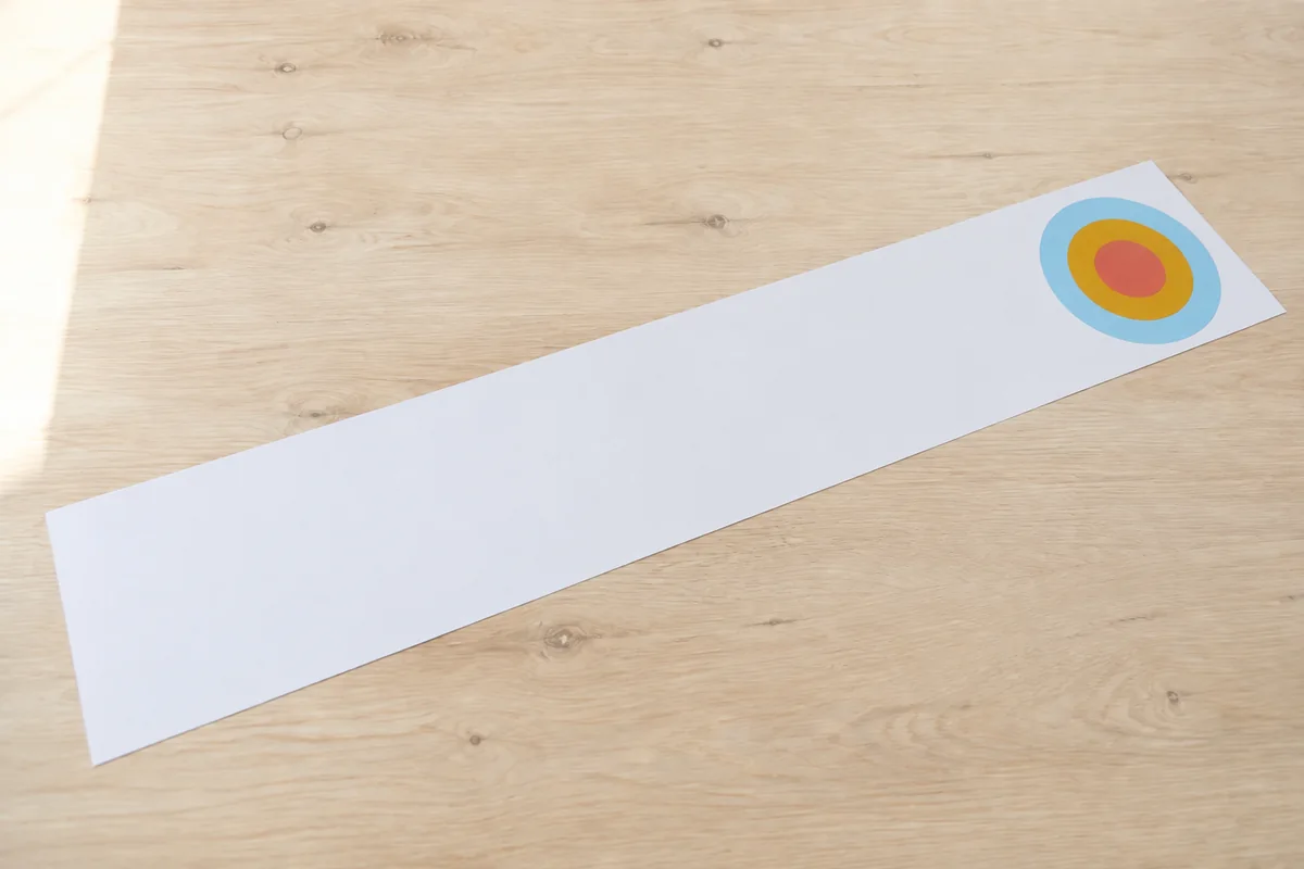 Étape 2 : trois cercles concentriques nets au bout, pour « Créer un jeu de curling de table avec de grands bouchons de lait ».