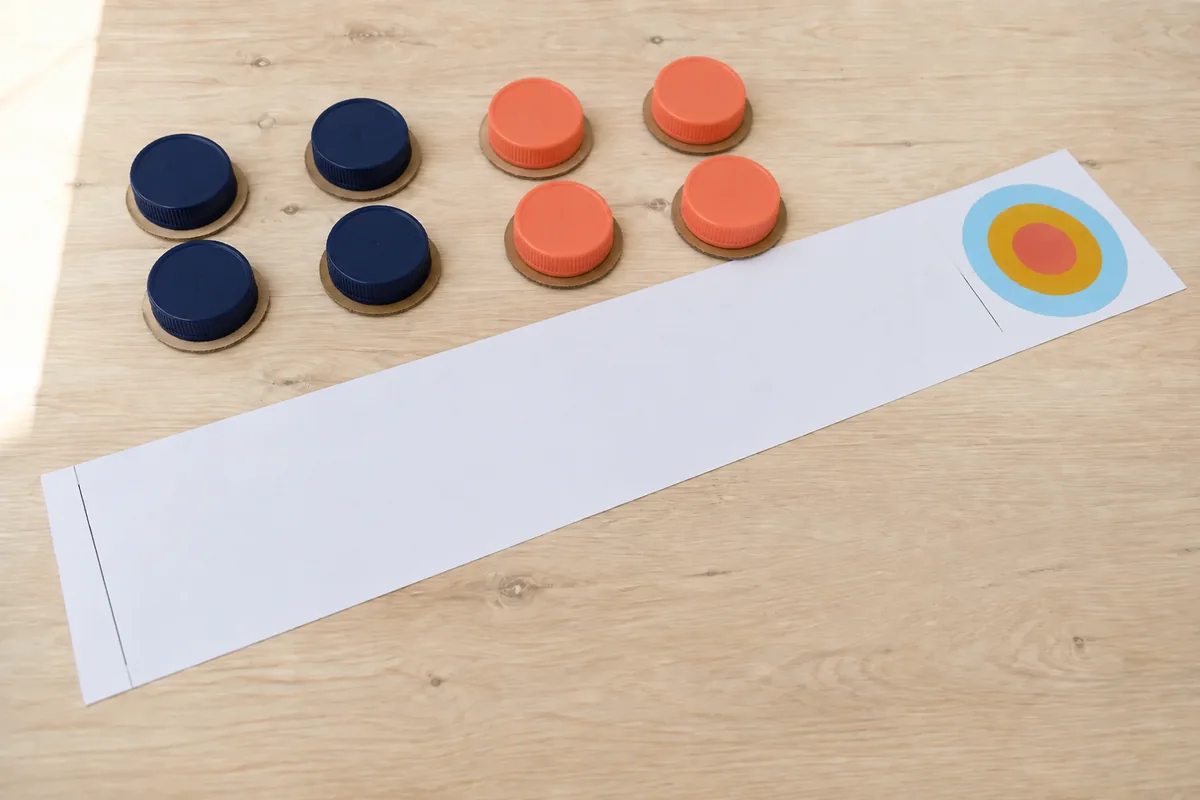 Étape 3 : grands bouchons stables avec pastille de carton, pour « Créer un jeu de curling de table avec de grands bouchons de lait ».
