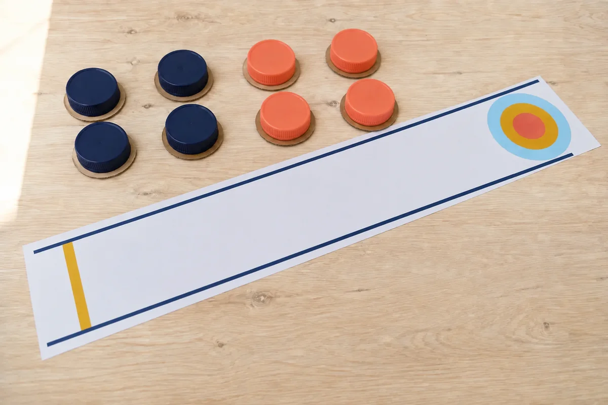 Étape 4 : ligne de départ et couloirs latéraux visibles, pour « Créer un jeu de curling de table avec de grands bouchons de lait ».