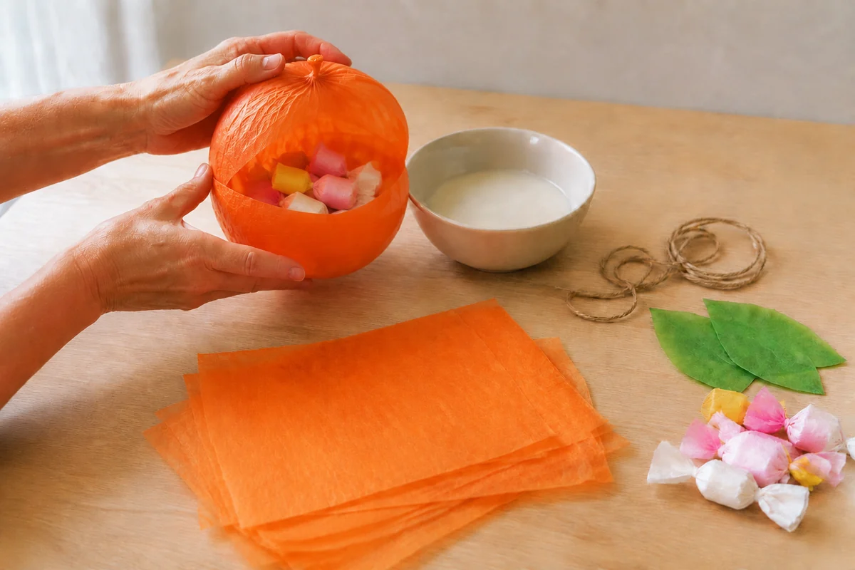Étape 4 de citrouille surprise en papier de soie à remplir : remplir et refermer