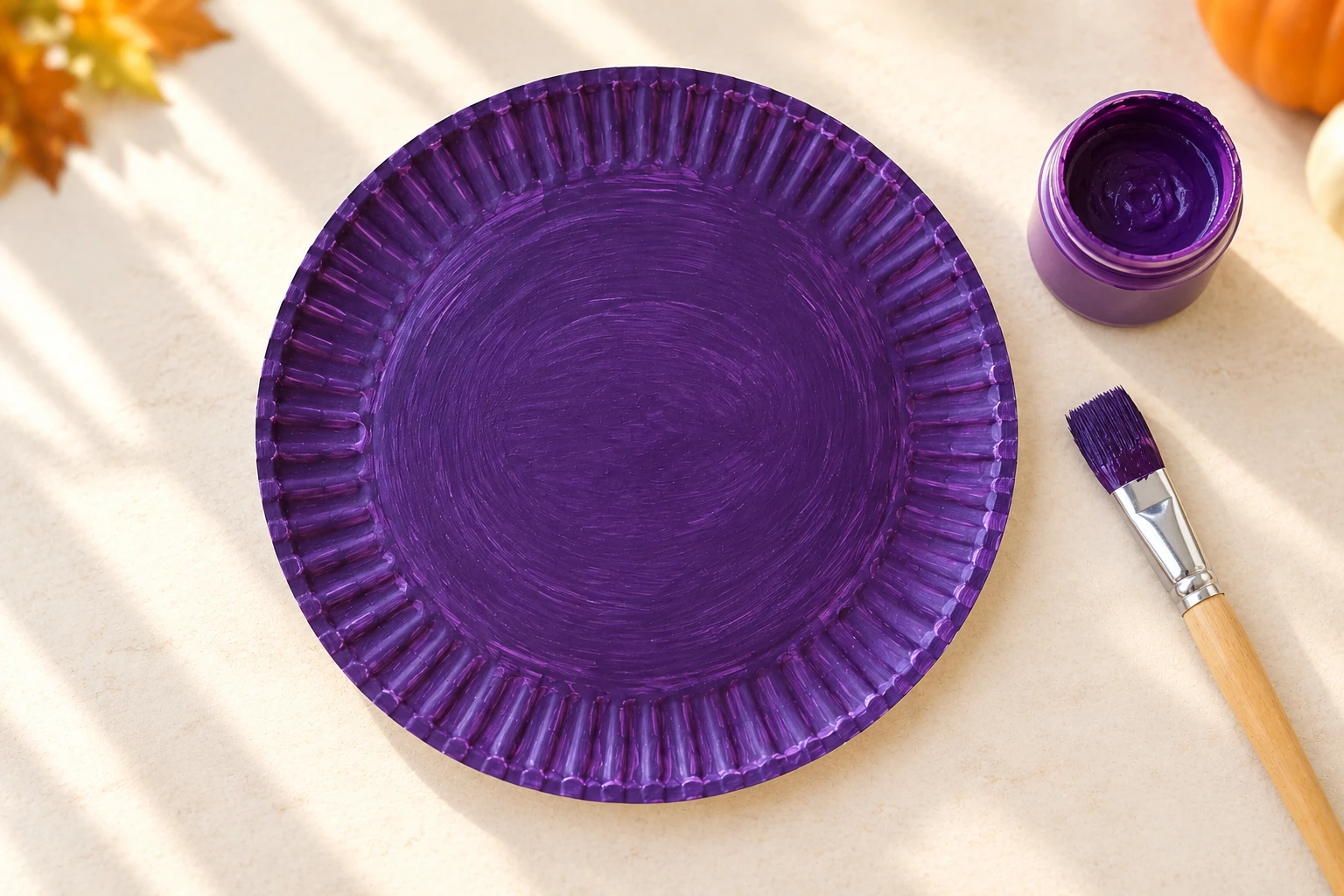Assiette en carton peinte en violet foncé avec bord laissé visible