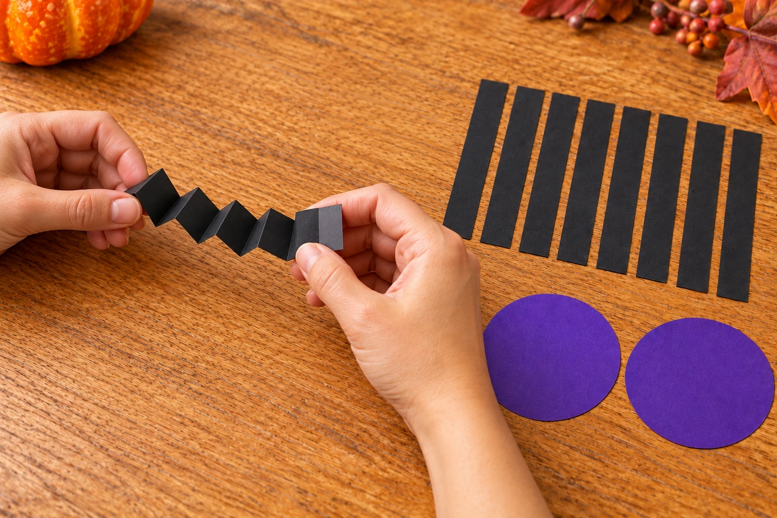 Quatre bandes de papier violet déjà pliées en accordéon