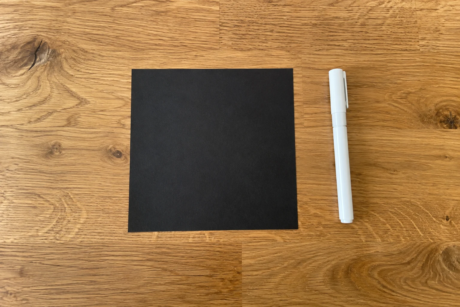 Feuille carrée et matériel pour le pliage chauve-souris