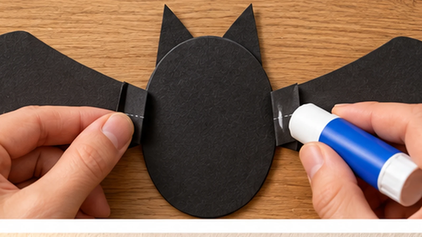 Ailes collées derrière le corps d'une chauve-souris de papier avec légers plis en relief