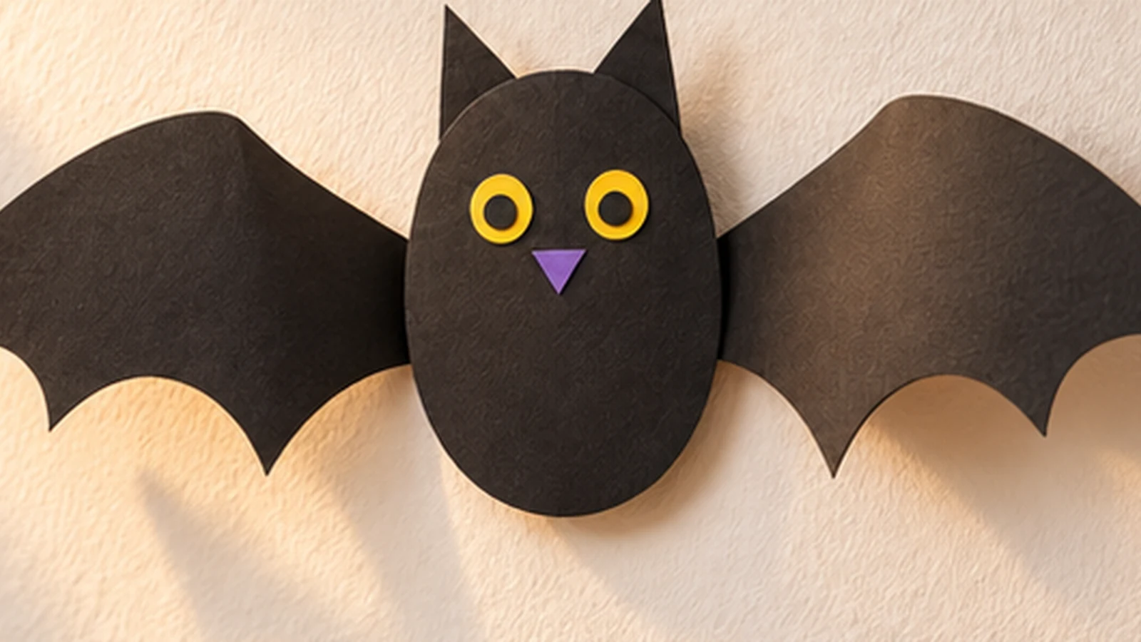 Chauve-souris de papier achevée, corps central et ailes ouvertes de chaque côté