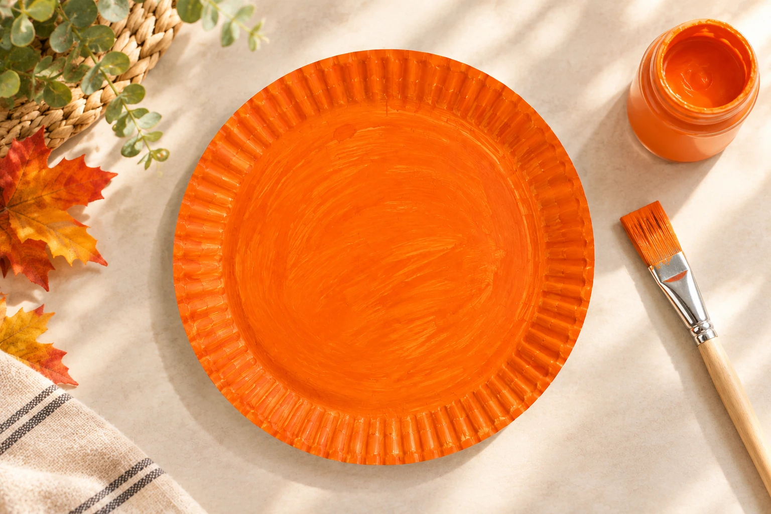 Assiette en carton en cours de mise en couleur orange
