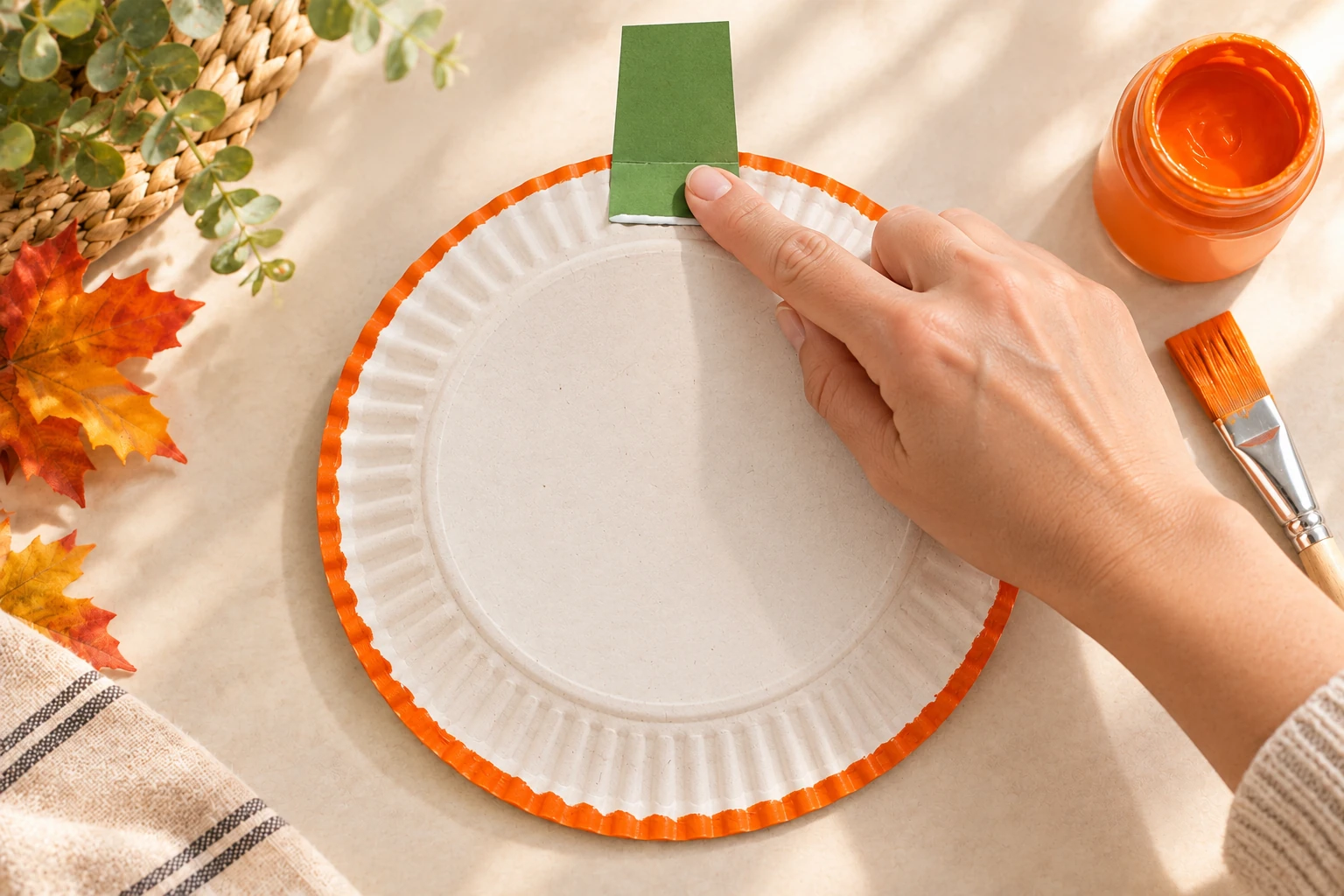 Tige verte visible au sommet de l’assiette orange