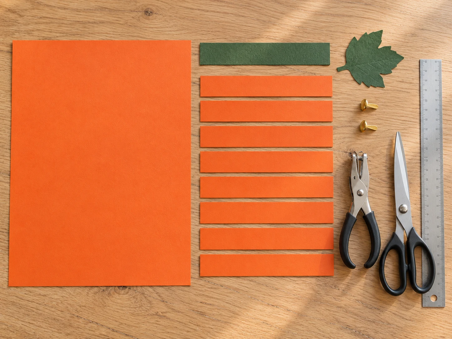 Huit bandes orange et attaches pour la citrouille en papier