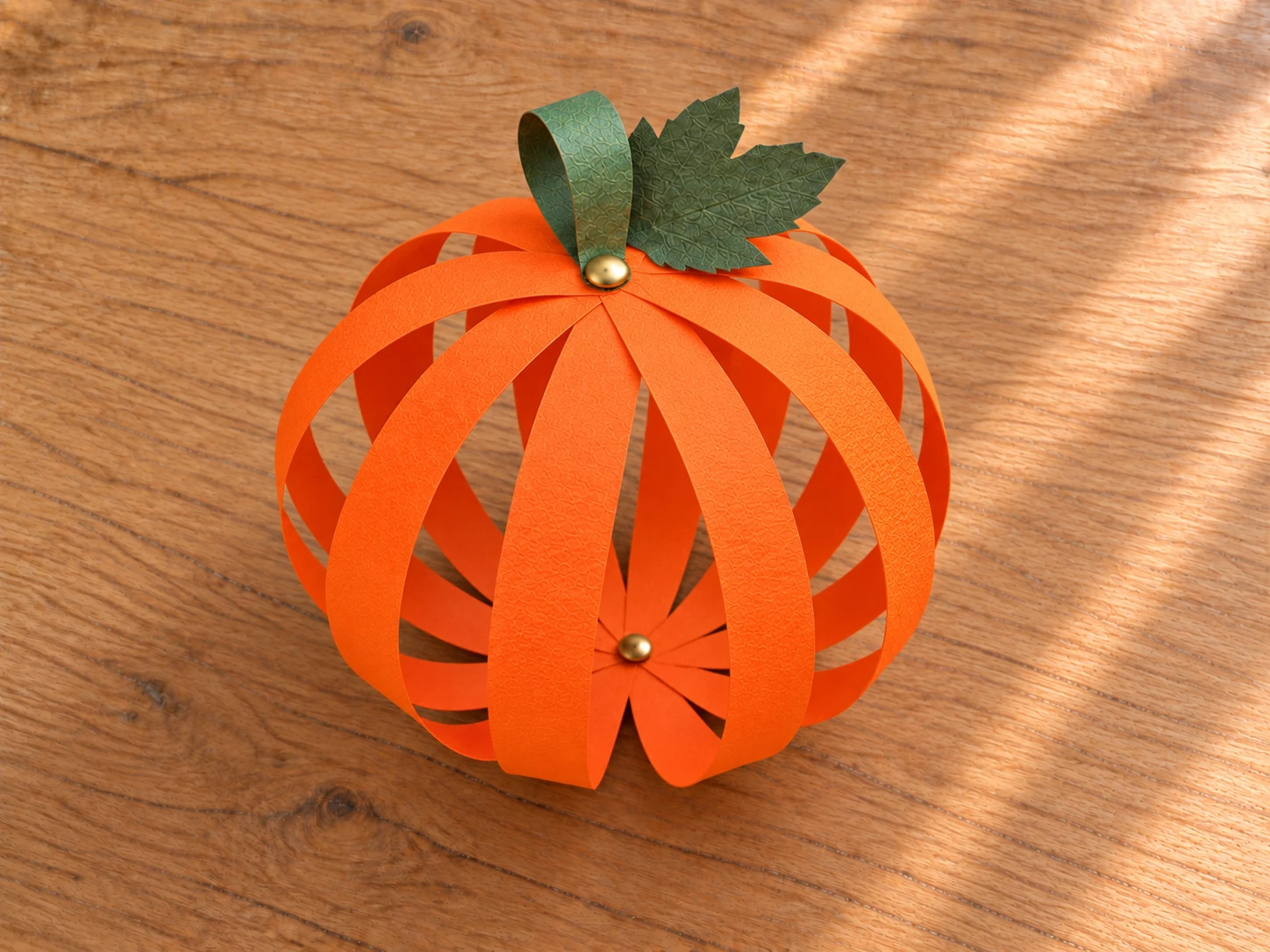 Citrouille tridimensionnelle orange assemblée avec des bandes de papier