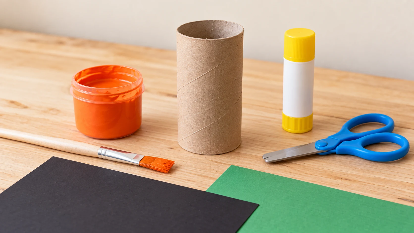 Rouleau, peinture orange et papiers pour fabriquer la citrouille