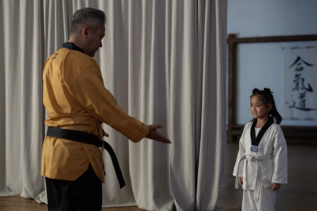 Premier cours de karaté enfant : tenue, ceinture et déroulement
