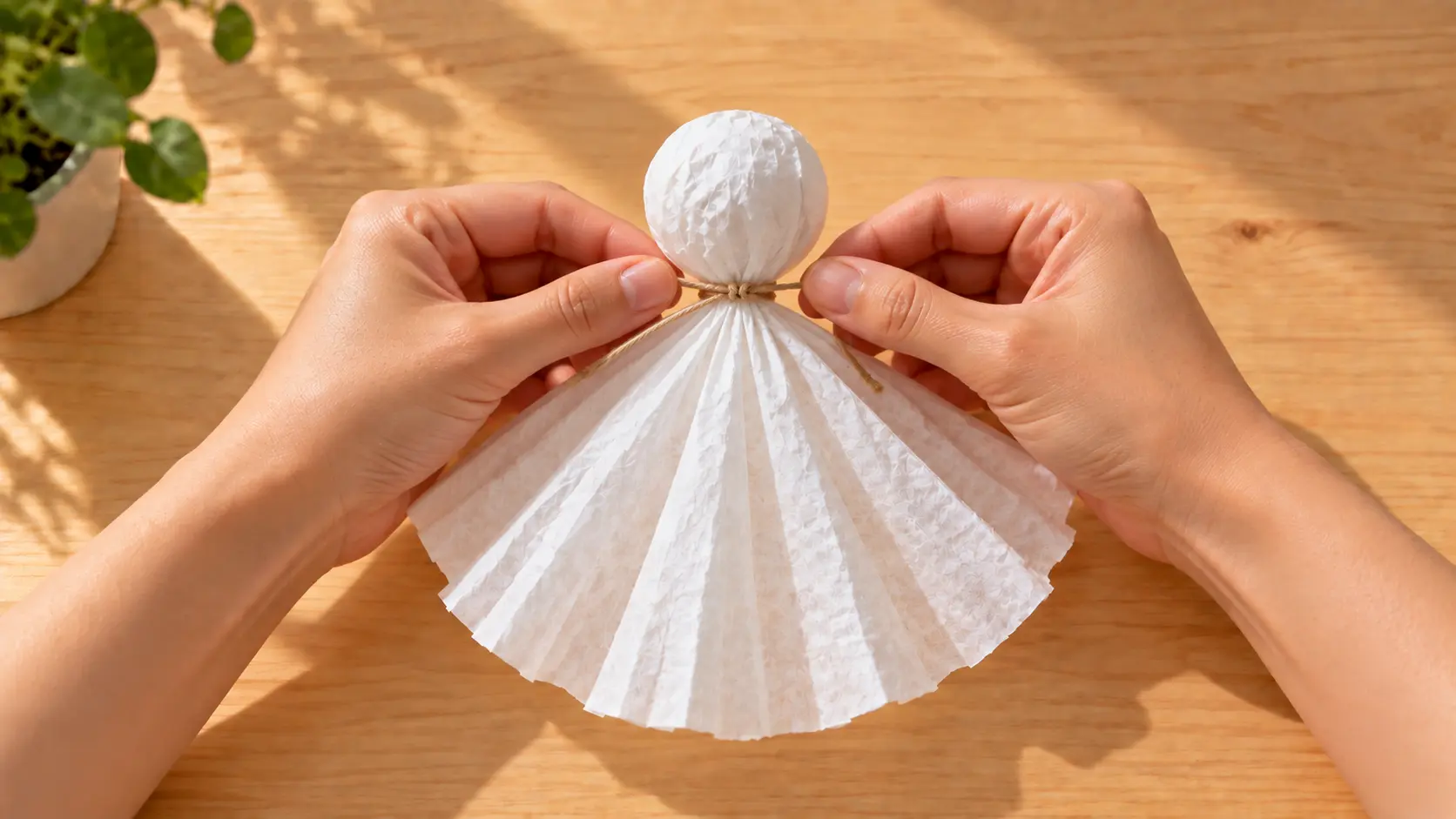 Ficelle nouée sous la tête, robe blanche conservée
