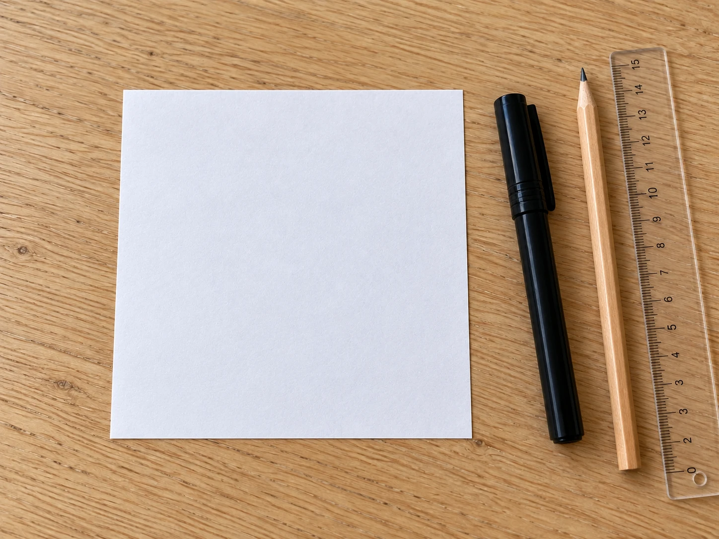 Feuille carrée et matériel pour le pliage fantome
