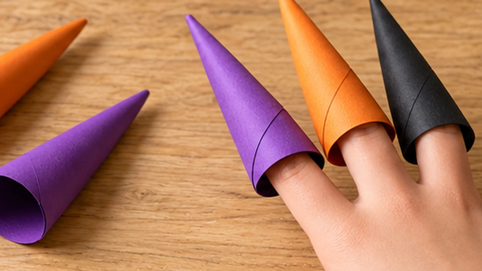Doigt inséré dans la base d'une griffe de papier violette achevée