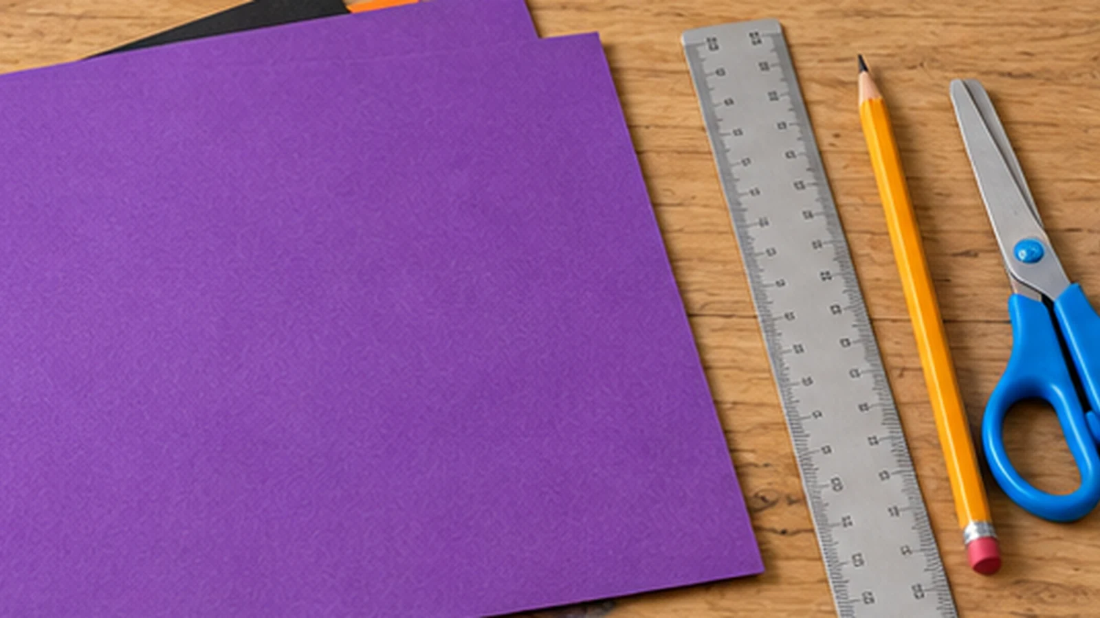 Papier violet, colle et ciseaux nécessaires pour les griffes de monstre