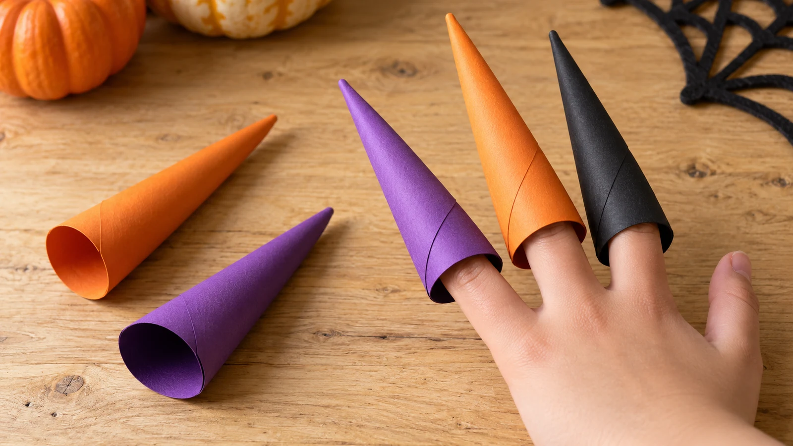 Cône violet de papier formant une griffe et laissant entrer le bout d'un doigt